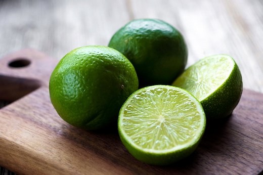 10 benefícios do limão para a saúde (e como usar)