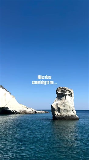 My favourite beaches in Milos 🌊🩵 Papafragas — steep rock walls carving a narrow corridor into the sea. Raw, wild, and one of the island’s most dramatic spots. Fyropotamos — gentle waves, light-green water, a tiny beach bar and charming fisherman houses. Made for slow mornings. Mandrakia — colourful fisherman houses, quiet swimming spots and a delicious laid-back seafood tavern overlooking the water. Sarakiniko — smooth white rock waves and bright blue sea; it genuinely feels like walking on th