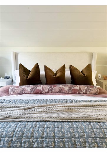 One final moment for this beautiful @magnolia flora block print quilt. She is beauty and she is grace. #magnolia #bedding #bedroomdesign #layers #interiordesigner