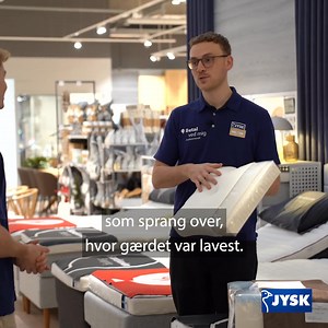 Mød Årets Elev i JYSK 2025 – Viktor Eg Østergaard! 🎉 ”Det kan tælles på én hånd, de gange jeg har lavet lektier i gymnasiet.” Da Viktor startede i JYSK, var han med egne ord en meget ustruktureret ung mand. Efter først at være deltidssælger og senere elev i JYSK har han været gennem en personlig udvikling, som blandt andet betyder, at han i dag gør meget ud af, at han skal kunne være stolt af alt, han leverer. Til den årlige JYSK-fest i november kulminerede elevtiden for Viktor, da han kunne la