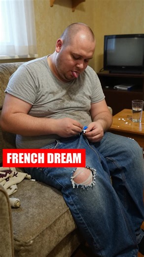 VIVRE LE FRENCH DREAM : SA TECHNIQUE HONTEUSE POUR ÉCONOMISER SUR LES VÊTEMENTS Découvrez le quotidien pathétique du French Dream. Entre galères d'intérim et système D foireux, il tente de recoudre ses vêtements d'occasion troués pour économiser trois francs six sous dans son pavillon de Pontault-Combault. Une vie de merde authentique, sans filtre et terriblement banale. #frenchdream #viedemerde #humour