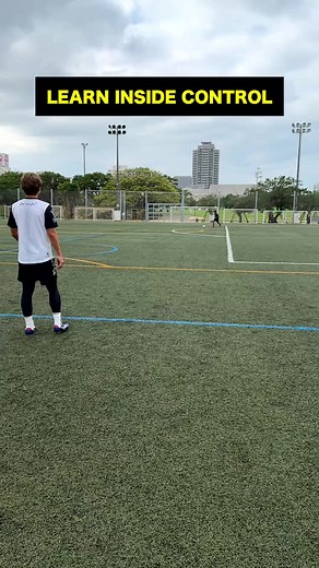 サッカーのインサイドトラップの基本テクニック