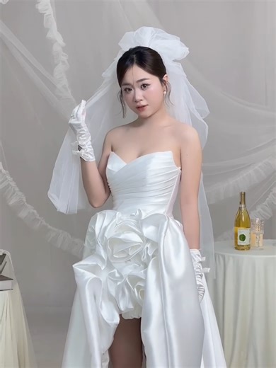 Một khoảnh khắc, một dáng váy, một vẻ đẹp vượt thời gian 🤍#ahihistudio #wedding #dresswedding