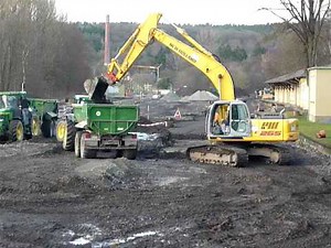 New Holland E 265 und John Deere Traktor im Bahnhof Warstein