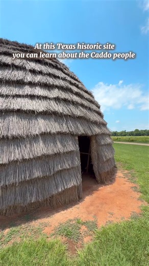 Discover the Sacred History of Caddo Mounds 🛖🌿 @caddo_mounds_shs in Alto, a little more than 2 hours from Houston, offers a unique glimpse into the history of the Caddo people, who originally lived in this area. You can explore trails with recreated grass houses, two temple mounds, a burial mound, and a village area. In fact, the name "Texas" is believed to come from the Caddo word "Taysha," which means "friend." Inside the historic site, you’ll find information about the Caddo’s hunting, farm