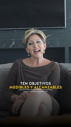 Establece metas. Lo que no se puede medir, no se puede mejorar, por eso todos los colaboradores deben tener objetivos medibles y alcanzables. Establece metas y tiempos para que todos tengan claridad en el camino a seguir. Alinea el logro de metas a un incentivo por cumplimiento y tu equipo estará más comprometido. #LiderazgoEfectivo #ProductividadProfesional #DelegaciónExitosa #CrecimientoInteligente #InspiraciónEmpresarial #BienestarLaboral #DesarrolloProfesional #CulturaOrganizacional | Mara P