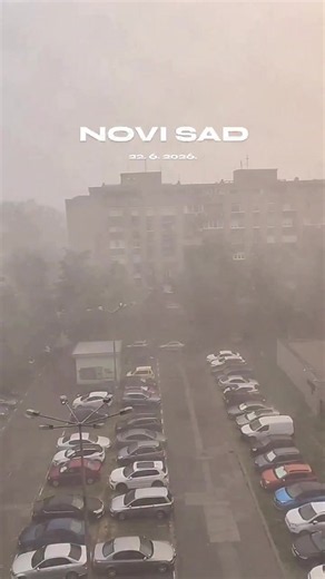 Monsunski pljusak nošen vetrom je zahvatio delove Novog Sada, a jača višećelijska oluja se nalazi između Kikinde, Novog Sada i Zrenjanina. Sličnih oluja ima na prostoru Grocke i Smedereva i uz granicu sa Mađarskom. Hiperprodukcija kiše su glavna osobina ovih oluja. Video: @Nevreme | Nevreme Telegram kanal | Novi Sad | 22. 6. 2026. #srbija #serbia #viral #weather #novisad