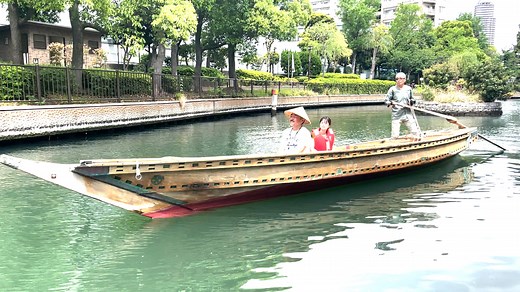 Hop aboard a “wasen,” traditional boats from the Edo period🛶🤗 Along rivers in eastern Tokyo, volunteers of the “Japanese Traditional Wooden Boat Association” hope to keep the heritage alive by offering chances to cruise on a “wasen” Japanese boat🤲 Just come to the pier to enjoy the roughly 20-minute cruise for free! Floating aboard one of these classic boats, talking with local people...what an unforgettable way to feel the daily life of Tokyo🥰 Regular days of operation: 2nd and 4th Sunday o