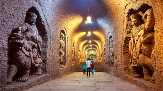 Un passage secret en pierre en Chine abrite de grandes statues sculptées