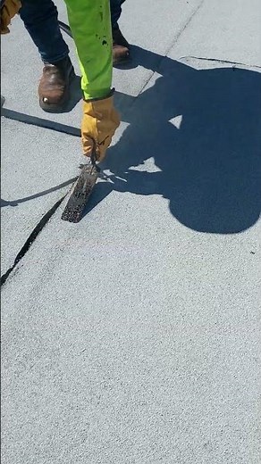 Cómo sellar uniones en Torch Down (Flat Roof) | Semilla De Mostaza Roofing #Shorts