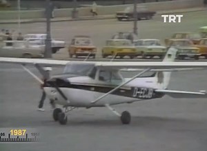 76K views · 556 reactions | 19 yaşında amatör bir pilot Mathias Rust, Cessna tipi uçakla onca radar ve gözetleme sistemine yakalanmadan Moskova'daki Kızıl Meydan'a iniyor. | TRT Arşiv | Facebook