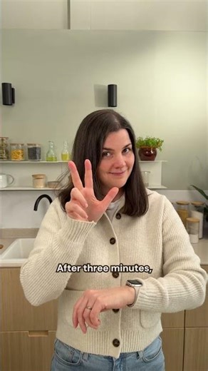 Delicious bowl with vanilla-glazed salmon that screams spring with its bright and vibrant colours 😍