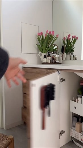 mai on Instagram: "今日は初めて生活音での投稿です🤭 ヘアメイクを職業にしていたのもあって ブロー用ブラシ、子供のドライヤー時…と ブラシの種類が多いので浮かして便利になりました🥹 これでリモコンを浮かすのも良さそう🤭 今年も楽しみにしていた ふるさと納税のチューリップ🌷 新潟県から直接送られて来て鮮度抜群で美しい…✨ 四年目の挑戦← クリスマスローズ 今年はお花屋さんのアドバイスを生かして鉢植えにしました。 地植えではどうにも育たない… この下向きの可愛らしい花に 歳を重ねていくごとにどんどん魅了されてます"