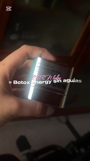 ¿Arrugas? ¿Botox? Dije que no... porque encontré ESTO 👀 Este bálsamo en barra con PDRN literal se derrite en la piel y arregla el maquillaje acartonado en segundos. Tener ese efecto glass skin en cualquier lugar es una locura. @VT Cosmetics US #vtcosmetics #antiaging #PDRN #multibalm #PDRNstickbalm