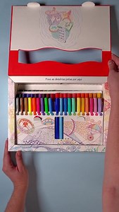 Que o Estojo Fine Pen Colors 60 Cores é um verdadeiro sonho, a gente já sabe. Agora, a gente vai mostrar o porquê! São 3 divisórias personalizadas, cada uma com 20 tons diferentes. Quando encaixadas, as divisórias viram um expositor, para deixar as canetas fáceis de utilizar e de admirar. A Fine Pen Colors tem ponta extrafina de 0.4mm e corpo triangular que, juntos, tornam a escrita muito mais confortável. Se você procura canetas gostosas de ver e usar, vai de Estojo Fine Pen Colors 60 Cores. | 