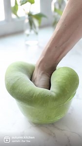 ~Matcha Loaf~ Slicing my matcha loaf in different directions for different patterns. Which do you prefer? ~Recipes make 2 mini cube loaves OR 1 regular loaf~ *Sweet stiff starter* – triple in 7-8hrs at 27-28C 30g starter 90g bread flour 40g water 15g sugar *dough* 230g bread flour 20g sugar 4g salt 165g milk 20g butter All of the sweet stiff starter Medium matcha paste - 4g matcha powder 8g water Intense matcha paste - 10g matcha powder 20g water Method ➡️ Prepare sweet stiff starter and use whe