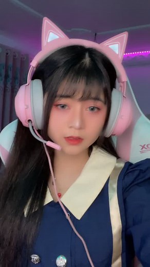 Stylish Gaming Headphones and Room Setup Explained