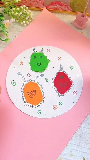 Don’t throw away the leftover colored paper scraps from the usual handwork, tear them into small pieces, and add different expressions to turn them into little monsters #parentchildhandmade #kindergarten #handmade paper craft ideas | paper craft ideas