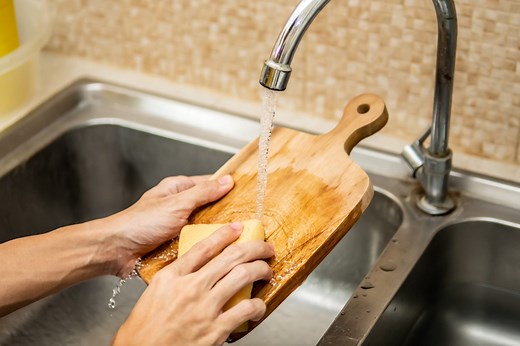 How to Clean a Wooden Cutting Board Quickly and Easily