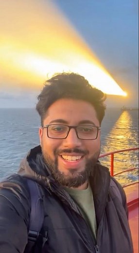 Lighthouse ships ko kaise rasta dikhata hai?