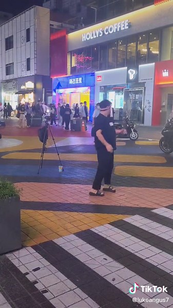 The crowd was watching the wrong show! ♥️ #fyp #hongdae #seoul #foryou