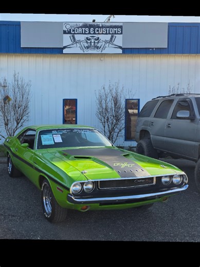 1970 Challenger 440 4pack, with the slap stick automatic. Such a cool car. #mopar #challenger #440 #6pack #RT