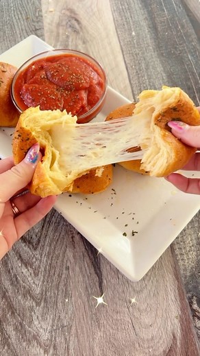 Shalean Ghitis 🌈👭🏻 | 🧄GARLIC CHEESE BOMBS 🧀 More easy recipes like this in our cookbook “Savory Vs Sweet” available on amaz0n ❤️ All you need for these is... | Instagram