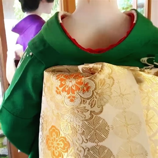 今熊野観音寺／ 西国第十五番札所 on Instagram: "全日本写真連盟関西本部主催 2025年秋季祇園の芸舞妓撮影会が行われました しぐれていましたが、撮影が始まると晴れ間が見え境内の紅葉がより一層映える撮影会となりました Hosted by the Kansai Headquarters of the All Japan Photographic Federation The 2025 Autumn Gion Geiko and Maiko Photography Session was held Though it had been drizzling, as the session began, patches of blue sky appeared, making for a photography session where the autumn colours within the precincts were all the more striking. #今熊野観音寺 #頭の観音様#頭の観音さん #頭痛封じ#ボケ封じ#学業成就#受験合格#子護大師 #枕宝布#枕