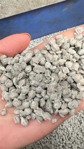 Customers can bring their raw materials for testing – our double roller granulator can be used for granulating over 20 types of single fertilizer raw materials and compound materials. Urea granulator.MOP granulator.NPK fertilizer granulator. Contact me to find out if your raw materials are suitable. #fertilizer #machine #granulator #fertilizergranulator #pelletmachine