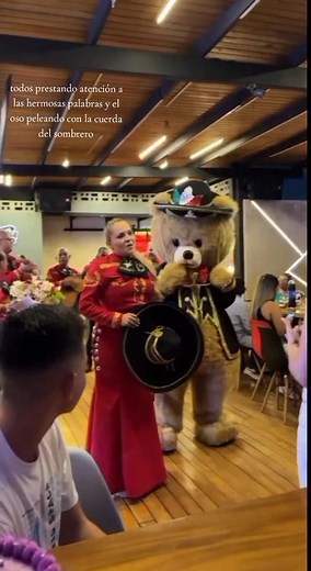 El Oso con Nueva Vestimenta y Mariachi