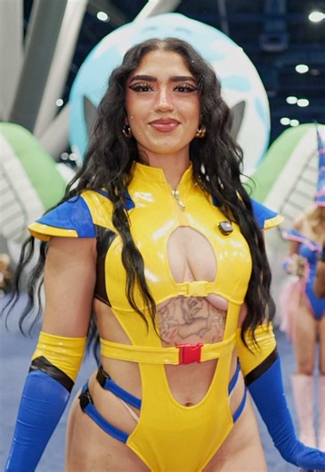 Any Wolverine Fans Here? What Do You Think About Her Cosplay? 🟡🔵⚫️ Cosplayer: @dazed_kitty_ Convention: @dreamcon #cosplay #cosplaygirl #wolverine #wolverinecosplay #reels