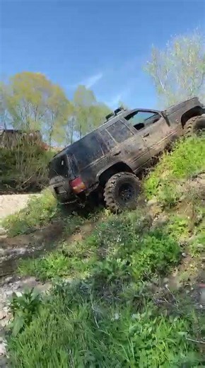 Brutal V8 Grand cherokee on 36s muddy offroad!