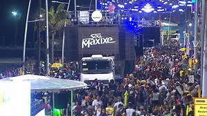 Seu Maxixe canta 'Malandramente' na Barra