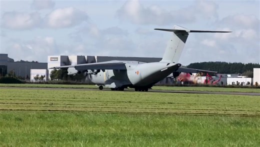 Yesterday, the Irish Air Corps welcomed a Belgian Air Force A400 to Casement Aerodrome. This visit highlights our interoperability with our European partners. #strengthenthenation #irishdefenceforces #IrishAirCorps #IrishDefenceForces #Aircraft #oglaighnaheireann #Military #Avgeek #aviationphotography #MilitaryAviation #105sqn #militaryphotography #militaryphotographer #militaryaircraft #pilot #militarypilot #pilotstuff #militaryaviationphotography #aviation #clouds #pilottraining #airbus #A400 
