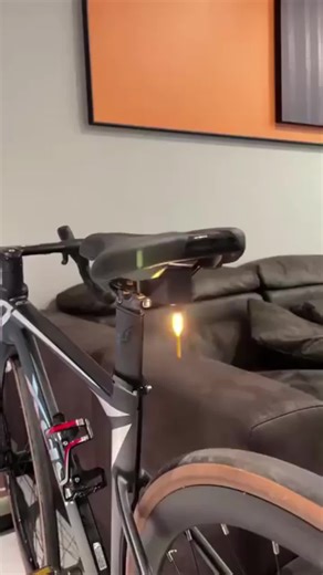 Do you worry about not being seen by cars during night rides? This creative bike tail light has flowing LED effects – boosts visibility for safe cycling! 🚲💡 #biketaillightht #CyclingSafety#NightCyclingGear #BrightBikeLight
