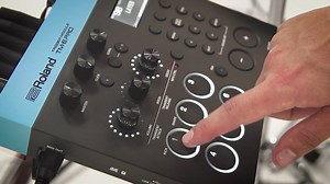 ハイブリッドドラムの可能性を広げる二つの新製品の登場です。 現代のヒットチャートで流れる楽曲では、スタジオで作り込まれたエレクトロニック・ドラム・サウンドが、幅広く使われています。さらに、アコースティック・ドラムのサウンドも、サンプリングされたサウンドが、ミキシング時に加えられ、インパクトのあるサウンドが作り込まれています。新登場のTM-6 PRO Trigger Moduleは、アコースティック・ドラムとデジタルを融合した最高のサウンドをステージで実現します。RT-MicS Hybrid Drum Moduleは、誰でも簡単にスネアやタムに取り付けて、アコースティックサウンドに、ハンドクラップやパーカッションなどのサンプリングサウンドを追加することができます。 TM-6 PRO Trigger Module: www.roland.com/jp/products/td-6pro/ RT MicS Hybrid Drum Module: www.roland.com/jp/products/rt-mics/ | Roland | ローランド