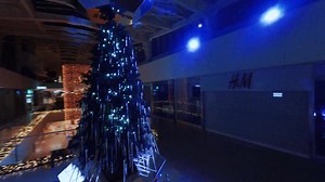 Artėjančių žiemos švenčių magija pamažu užvaldo širdis, kiemus, gatves, o ore tvyranti nuotaika įkvepia geriems darbams! 🌟 Kalėdų dvasia taip pat nugulė ir PPC „Ozas“ erdvėse: išsiraitė žibančiomis girliandomis, pasidabino eglutėmis, judančiomis dekoracijomis ir svečių šypsenomis. Kviečiame pasisemti jaukių ir šiltų emocijų šventiškai pasipuošusiame prekybos ir pramogų centre! 🤩 | OZAS