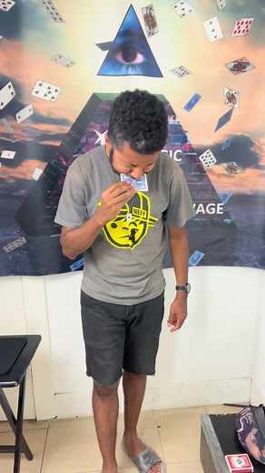 The Biting Card Trick 💪💪💪 #magic #magictrick #illusion #fypage #viral #cardtricks #arthurthemagicsavage