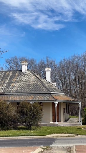 Just 30 minutes from Canberra you’ll find Australia’s best small tourism town! 😍👏 #Bungendore was recently crowned Australia’s Top Small Tourism Town 2025, and a day here shows exactly why. Kick things off with coffee at The Gathering, then wander through the boutique stores at The Malbon. Discover the creative side of the village at Bungendore Fine Art and Suki & Hugh Gallery, before sampling cool-climate wines at Sapling Yard. Settle in for a long lunch at The George Bar and Dining, then rou