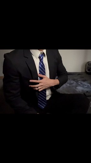 筋肉男子の謎解き！スーツを脱いでる指
