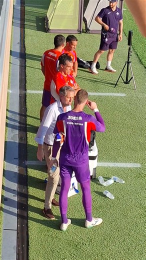 Fiorentina, Paratici a confronto con De Gea a bordo campo