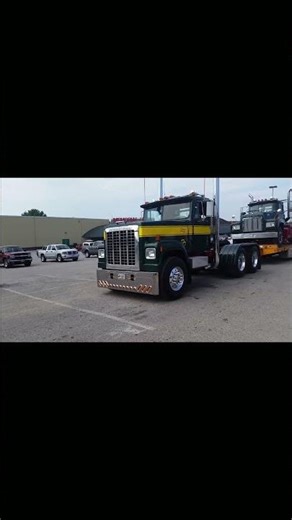 8V92 Detroit Pulls In With a Mack on the Back 😤🔥