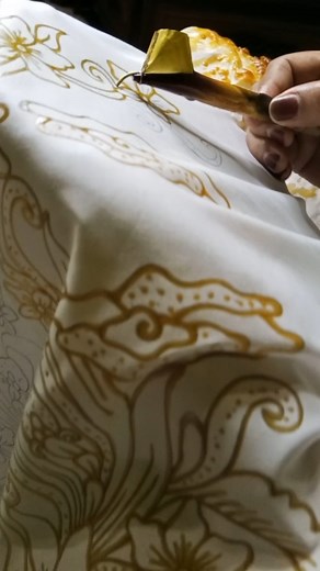 Proses Mencanting Batik Tulis Motif Anggrek
