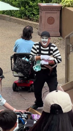 He got away undetected 😂 Tom the mime Seaworld #funny #shorts