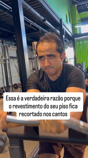 Frank Pessoa Avelino on Instagram: "Luxo não é só peça cara — é peça bem pensada. Se o piso termina em tirinhas nos cantos, o olhar técnico conclui: faltou paginação. O que é paginação de piso? É o planejamento do desenho do piso antes de colar: onde começa a primeira peça, para que lado “corre” o desenho, como alinhar portas e corredores, quais serão os cortes nas paredes e qual será a junta (rejunte). Com paginação, o ambiente fica simétrico, harmônico, sem filetes, e você ainda economiza mate