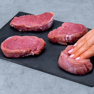 Ce filet de porc vaut de l’or ! Cette recette à la poêle me sauve à tout moment ! Ingrédients: filet de porc - 600 g sel - 5 g poivre noir - 3 g huile - 20 ml beurre - 20 g Pour la sauce: oignons - 2 pièces ail - 4 gousses farine - 40 g vin blanc - 150 ml bouillon de poule - 300 ml brie - 150 g | Cookrate - France