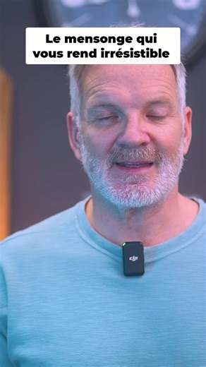 La confiance en soi n'est pas seulement un état intérieur. C'est un signal que tu envoies aux autres et les autres y répondent avant même de vérifier si ce signal est justifié. Des études en psychologie sociale montrent que le cerveau humain associe instinctivement l'assurance à la compétence. On ne juge pas d'abord ce que tu sais faire, on juge d'abord comment tu te présentes. C'est un biais cognitif profondément ancré en nous issu de millénaires d'évolution où la posture d'un individu indiquai