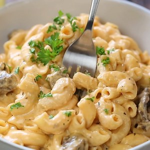 RECIPE: https://iamhomesteader.com/beer-mac-and-cheese-with-steak-bites/ Mac-n-Cheese kicked up a notch! Use your favorite beer for a whole an awesome sophisticated flavor! | Homestead Recipes