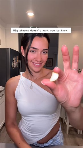 tetuan4life on Instagram: "Garlic & Raw Honey: Nature’s Anti-Cancer Duo Garlic’s Power: Thanks to allicin and other sulfur compounds, garlic can block cancer-causing toxins, stop tumor growth, and even trigger cancer cell death in certain types like colon, breast, lung, and stomach. It also prevents tumors from forming new blood vessels, essentially starving them. Diets rich in garlic, like in Mediterranean and Asian regions, are linked to lower cancer rates. Raw Honey’s Benefits: Packed with an