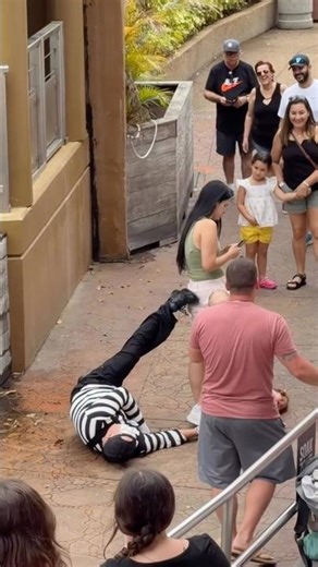 Impossible not to laugh 😂 Tom the mime Seaworld Orlando #seaworldmime #funny #comedy #viral #fun